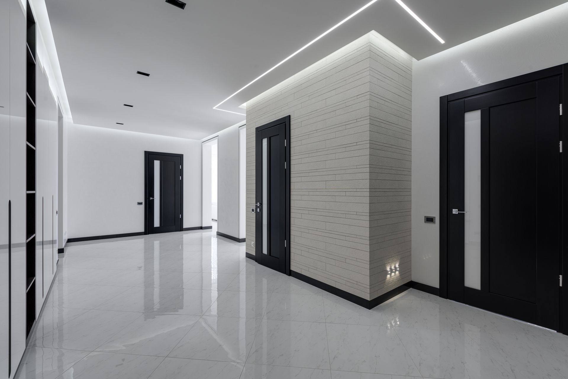 LED照明に更新された建物の共用廊下